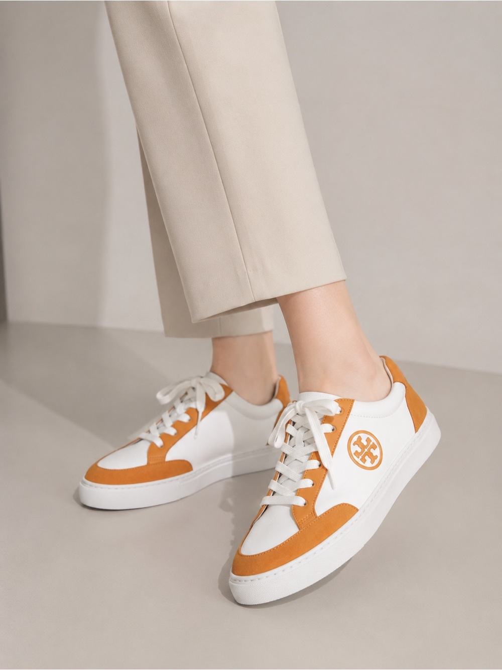 Tory Burch Color Block T Logo Leather Sneakers White Orange Women’s US 10.5 NWT - Picture 2 of 12